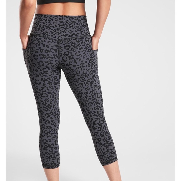 Athleta Salutation Stash Pocket Il Capri Leopard - Picture 9 of 9